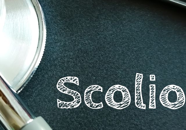 La scoliose est une courbure anormale de la colonne vertébrale qui peut causer des douleurs et des problèmes respiratoires. Découvrez les causes, les symptômes et les options de traitement dans ce guide complet.